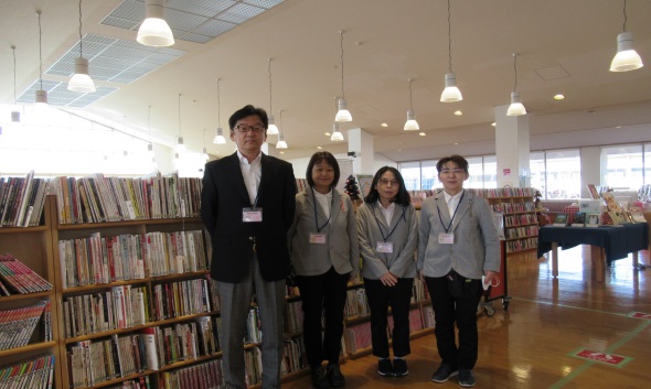遠賀町立図書館の職員の写真