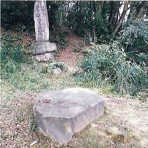 菅公御遺蹟の碑と並んで置かれていた頃の画像