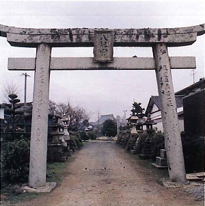 八剣神社大鳥居と参道の画像