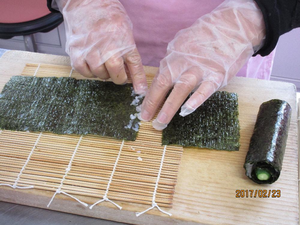 2、きゅうり巻き寿司に桜でんぶと紫蘇ふりかけを混ぜた寿司飯をさらに巻くの画像