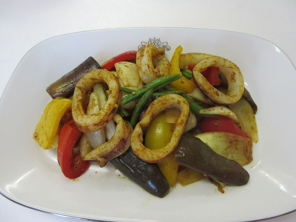 イカと夏野菜のカレー風味炒めの完成の画像
