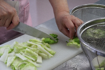 蕾菜とベーコンの炒め物の作り方の画像1