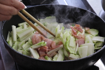 蕾菜とベーコンの炒め物の作り方の画像3