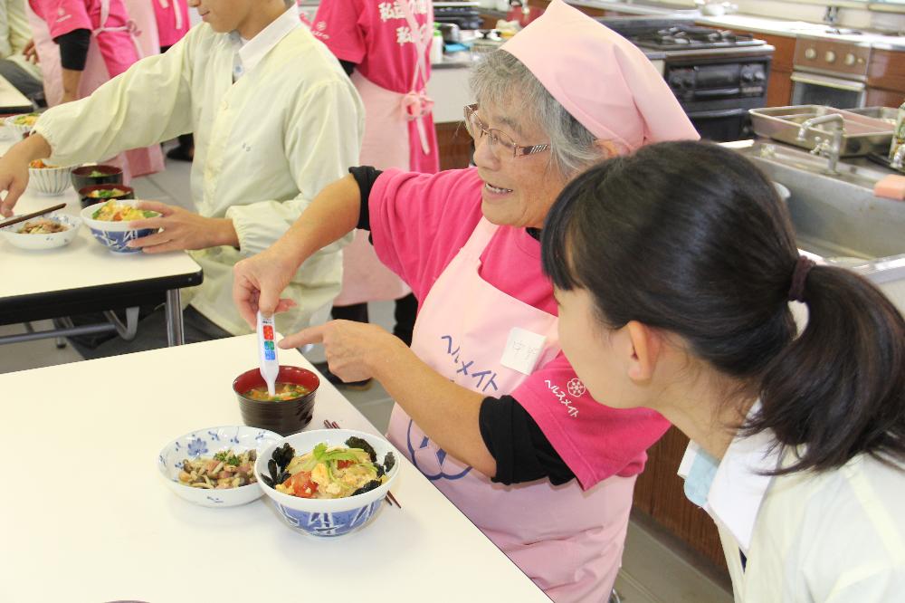 この味噌汁は塩分濃度何パーセントかな？測定中の画像