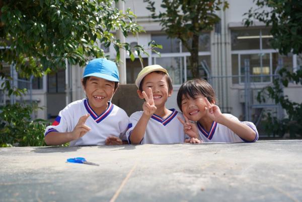 笑顔の子ども3人の写真