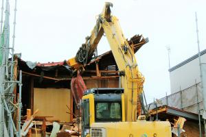 重機による家屋解体